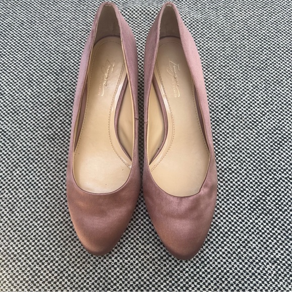 Vince Camuto sz 8.5 rose, pink round toe heel w/low stacked gold reflective heel - Picture 2 of 7